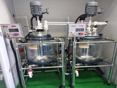 50L雙層玻璃反應釜現(xiàn)場